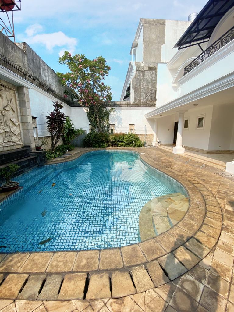 Dijual Rumah 2 Lantai di Lebak Bulus. Rumah Cantik Siap Huni, Ada Pool