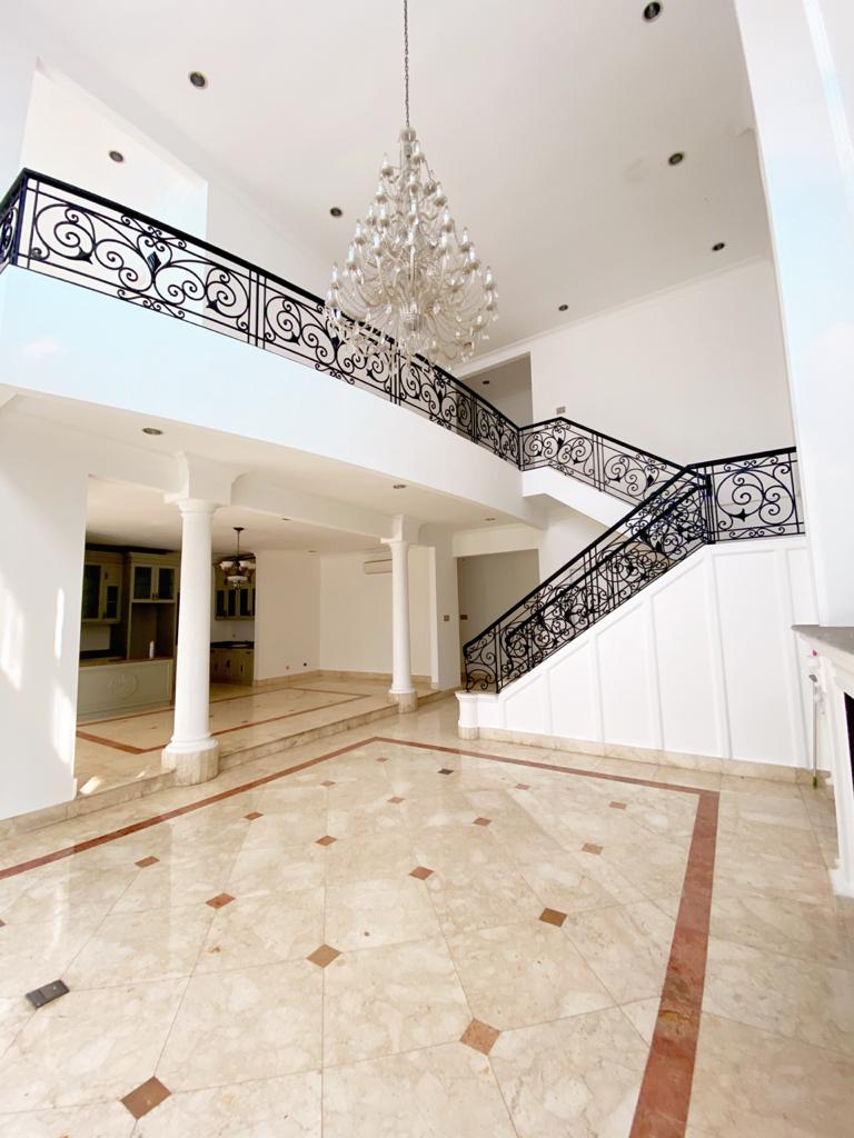 Dijual Rumah 2 Lantai di Lebak Bulus. Rumah Cantik Siap Huni, Ada Pool