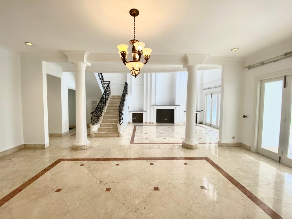 Dijual Rumah 2 Lantai di Lebak Bulus. Rumah Cantik Siap Huni, Ada Pool