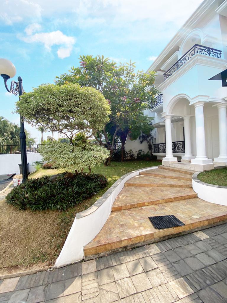 Dijual Rumah 2 Lantai di Lebak Bulus. Rumah Cantik Siap Huni, Ada Pool