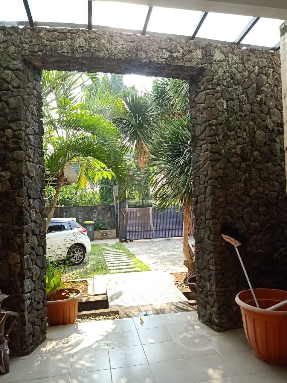 Dijual Rumah di Pejaten, Taman Depan Belakang, Fully Furnished