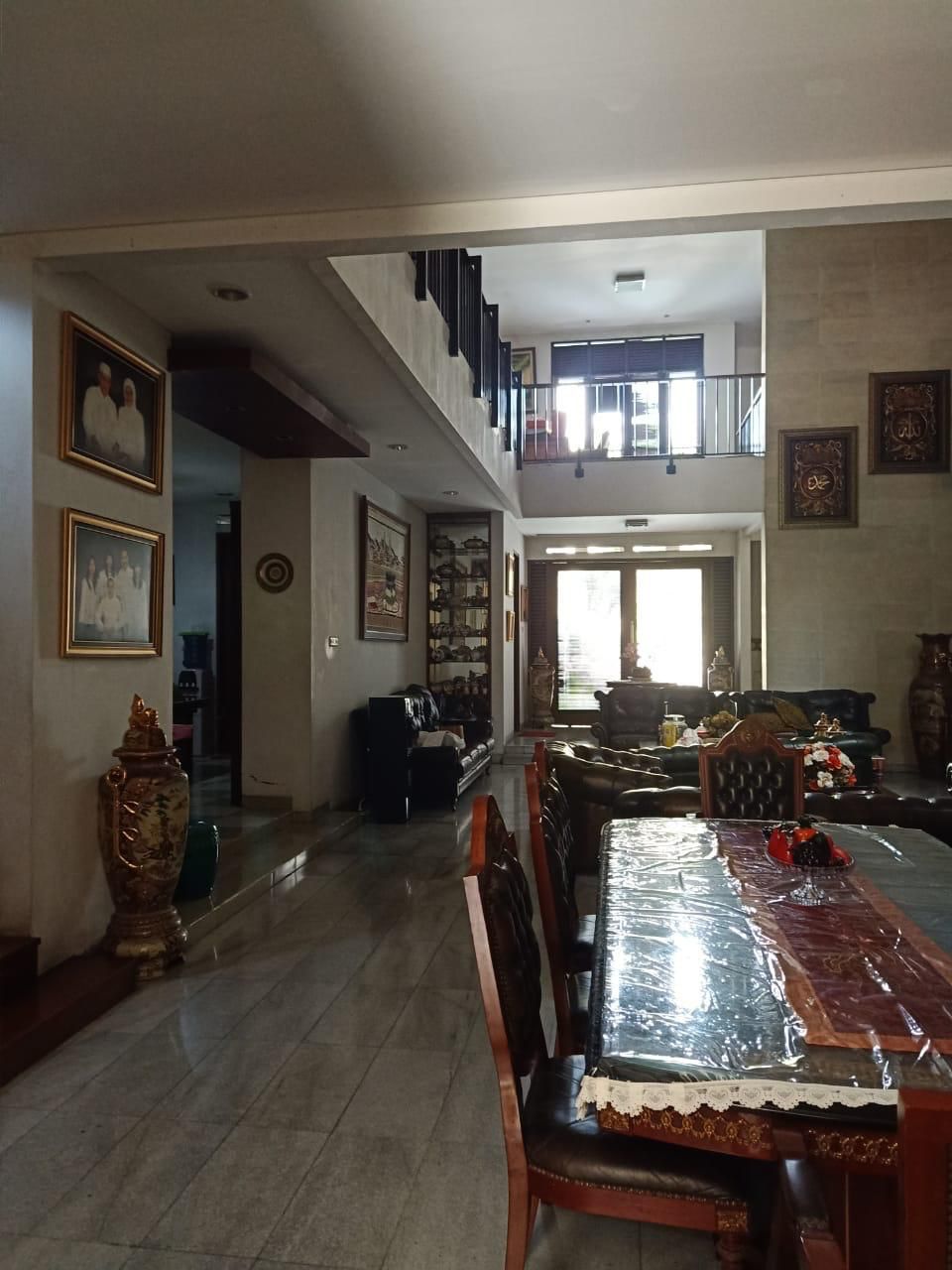 Dijual Rumah di Pejaten, Taman Depan Belakang, Fully Furnished