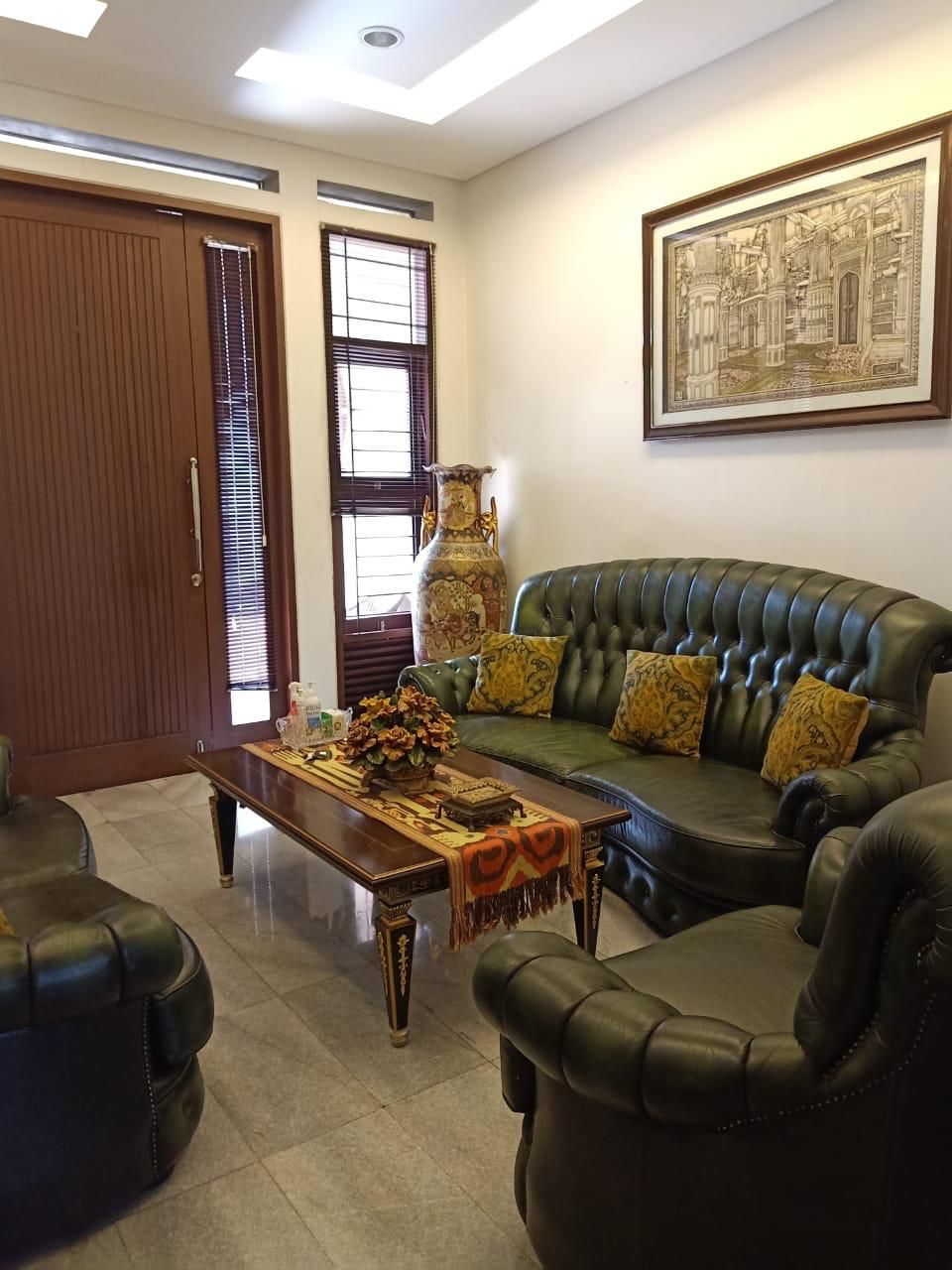 Dijual Rumah di Pejaten, Taman Depan Belakang, Fully Furnished