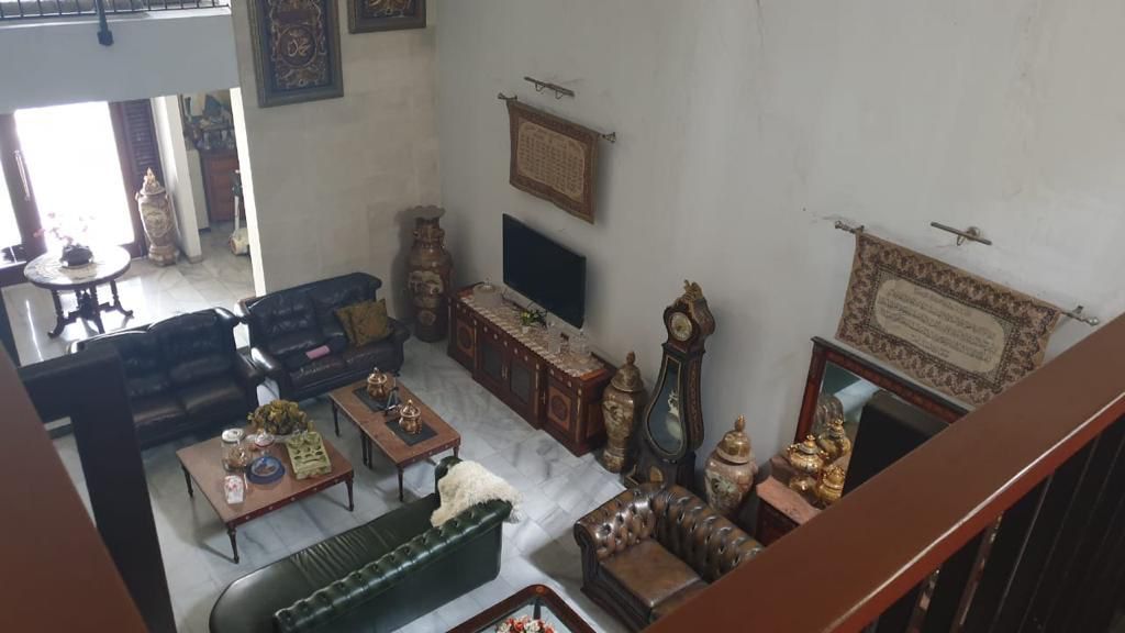 Dijual Rumah di Pejaten, Taman Depan Belakang, Fully Furnished