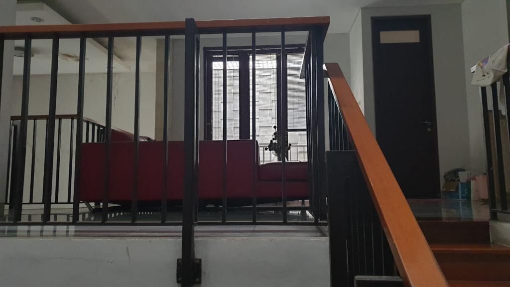 Dijual Rumah di Pejaten, Taman Depan Belakang, Fully Furnished