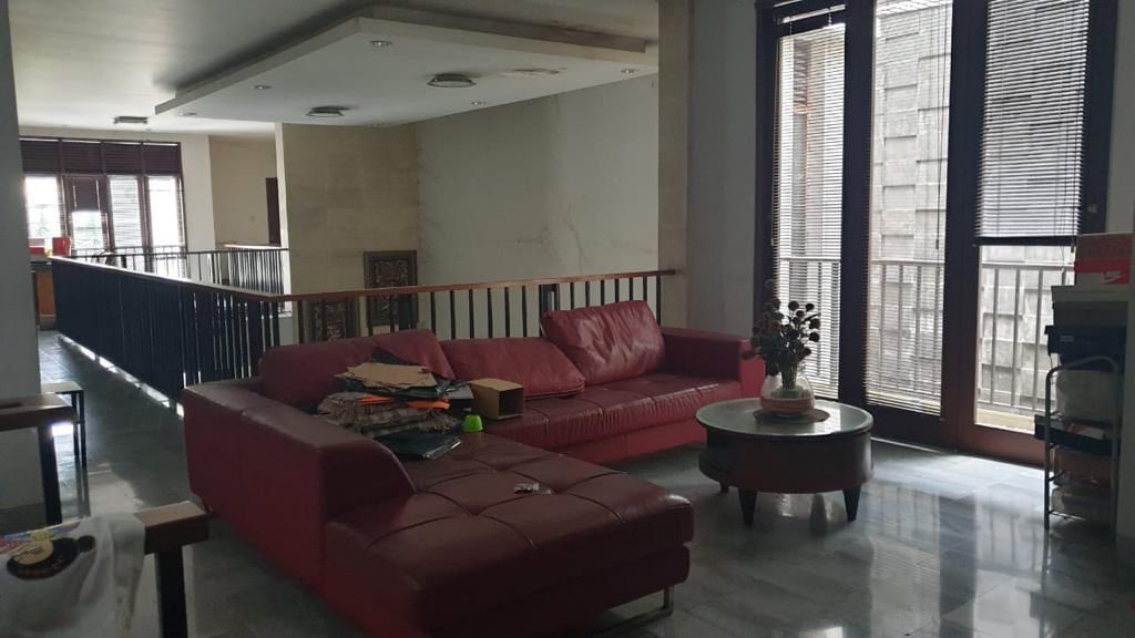 Dijual Rumah di Pejaten, Taman Depan Belakang, Fully Furnished