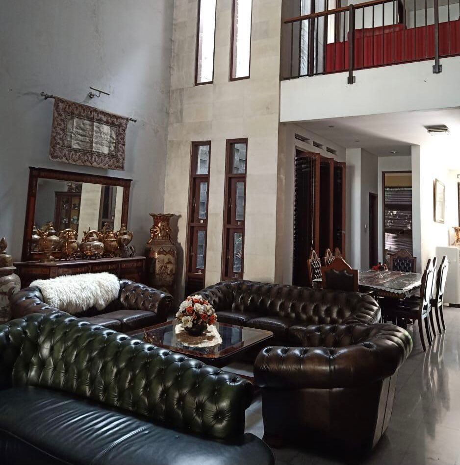 Dijual Rumah di Pejaten, Taman Depan Belakang, Fully Furnished