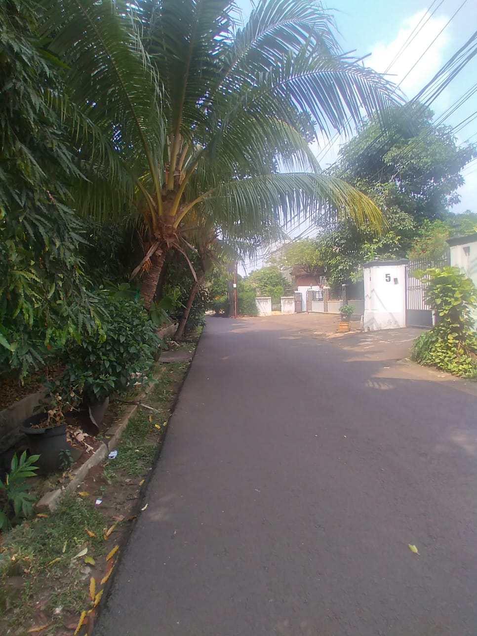 Dijual Rumah di Pejaten, Taman Depan Belakang, Fully Furnished