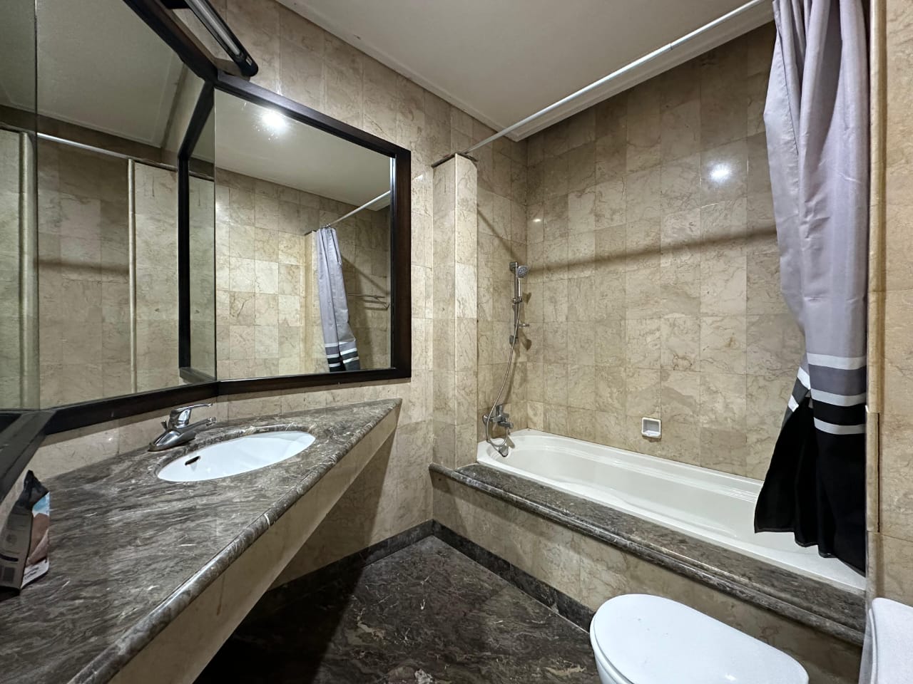 Rumah Dijual di Menteng, Kamar Utama Ada Walking Closet, Ruang Kerja