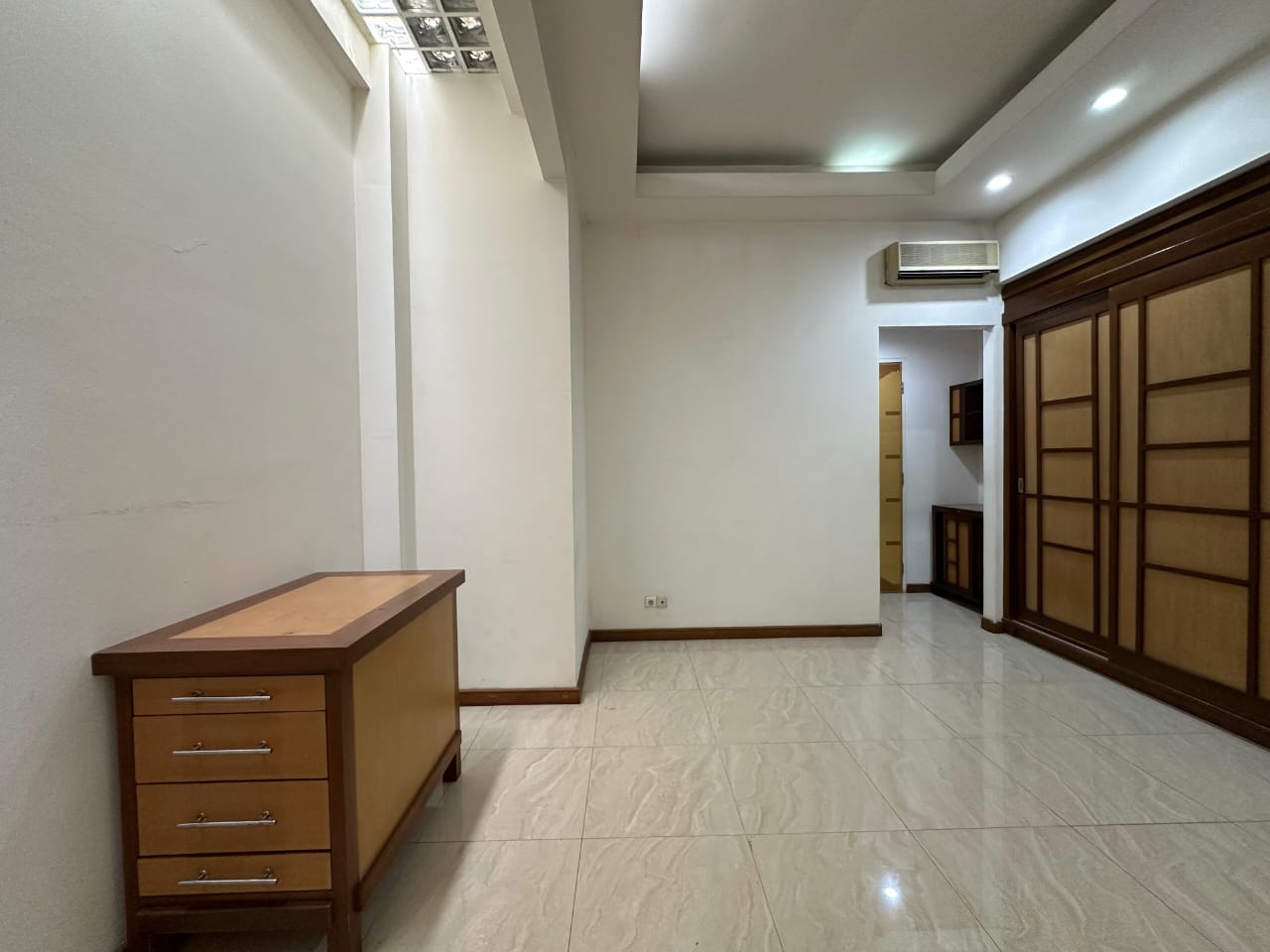 Rumah Dijual di Menteng, Kamar Utama Ada Walking Closet, Ruang Kerja
