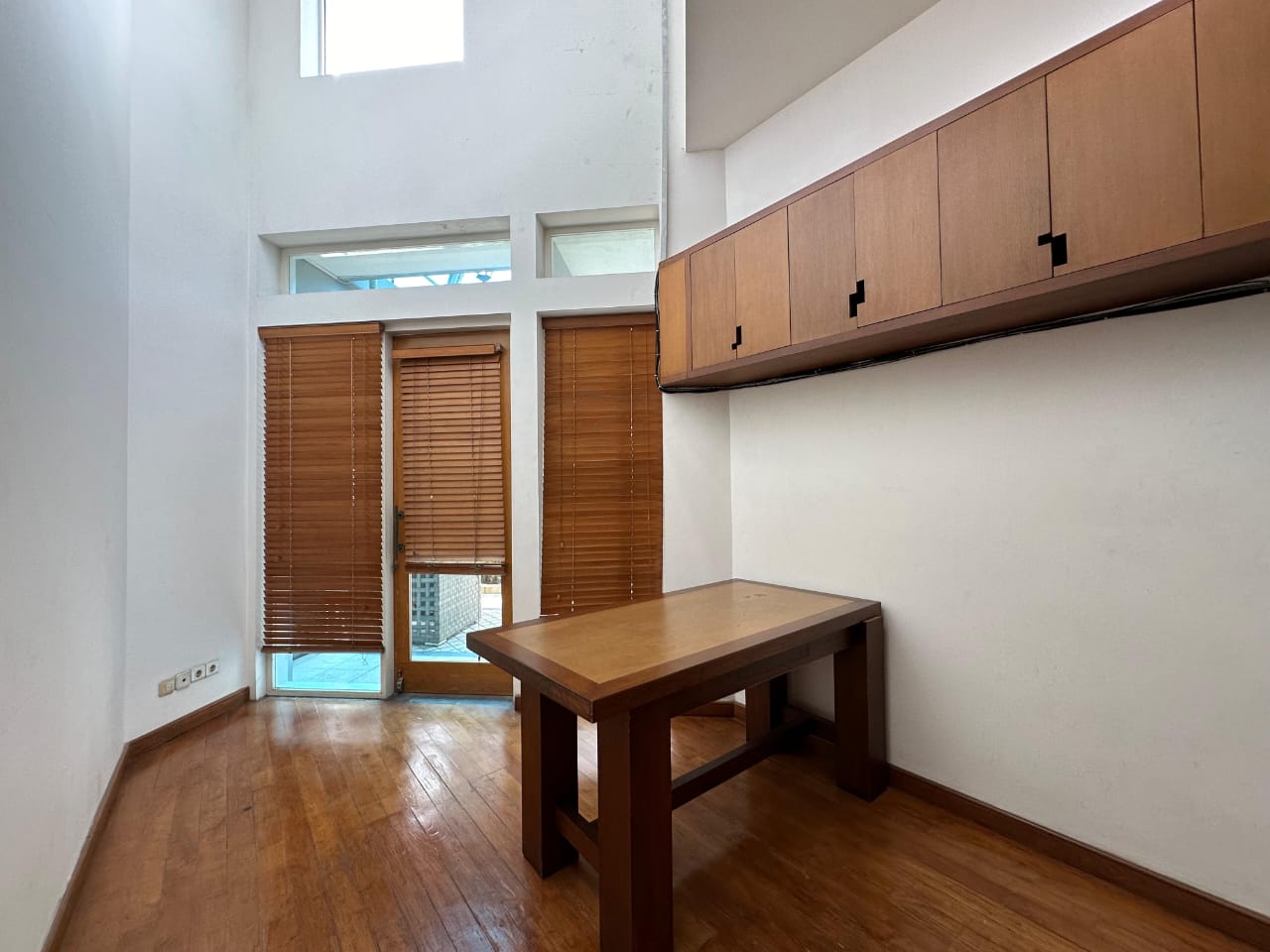 Rumah Dijual di Menteng, Kamar Utama Ada Walking Closet, Ruang Kerja