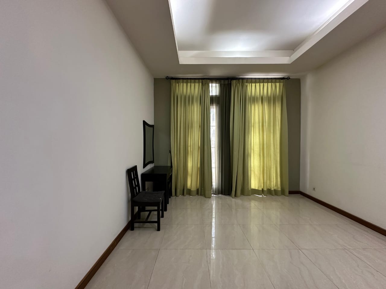 Rumah Dijual di Menteng, Kamar Utama Ada Walking Closet, Ruang Kerja