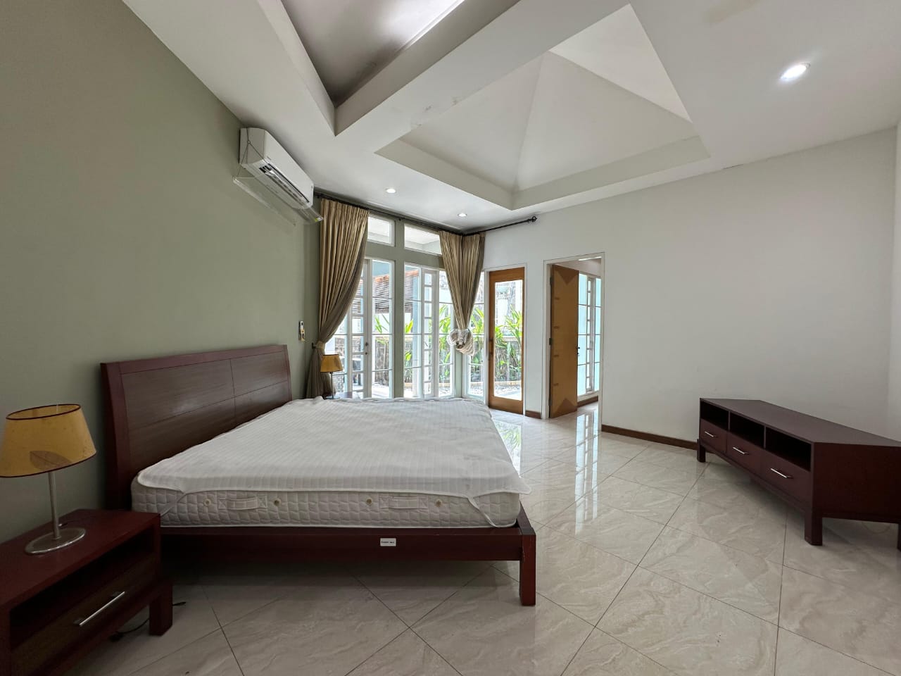 Rumah Dijual di Menteng, Kamar Utama Ada Walking Closet, Ruang Kerja