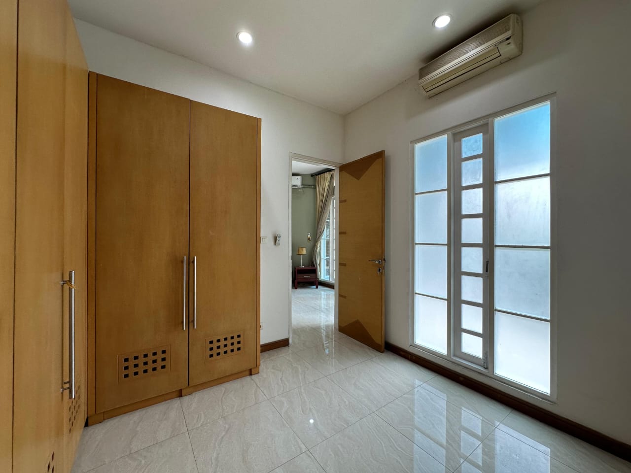 Rumah Dijual di Menteng, Kamar Utama Ada Walking Closet, Ruang Kerja