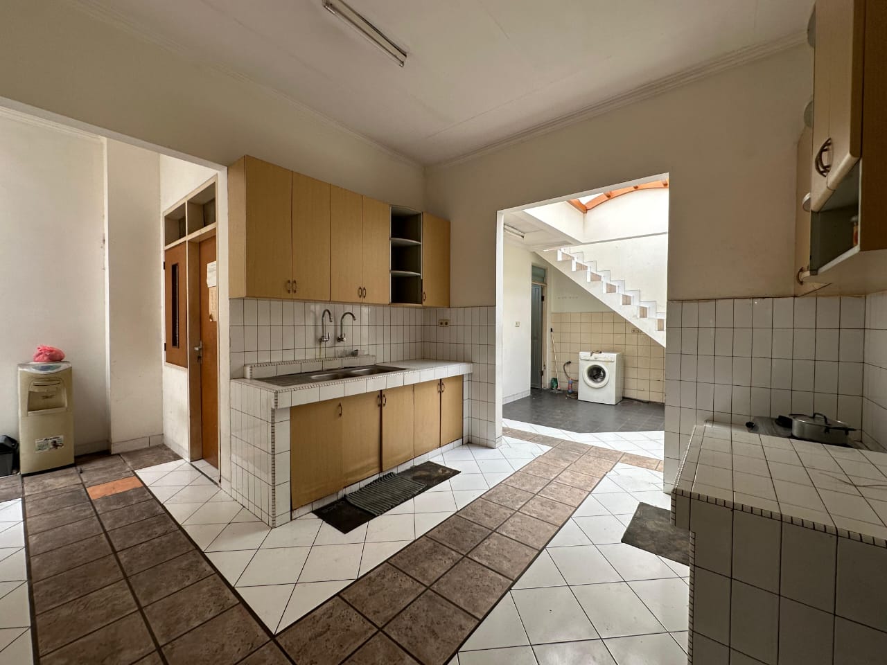 Rumah Dijual di Menteng, Kamar Utama Ada Walking Closet, Ruang Kerja