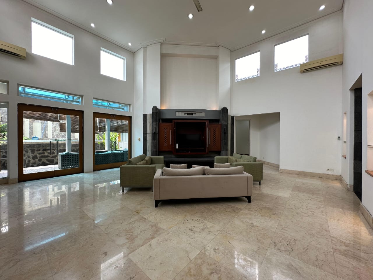 Rumah Dijual di Menteng, Kamar Utama Ada Walking Closet, Ruang Kerja