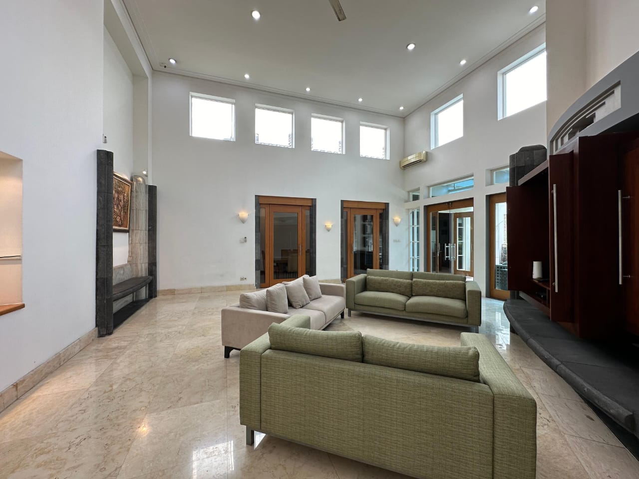 Rumah Dijual di Menteng, Kamar Utama Ada Walking Closet, Ruang Kerja