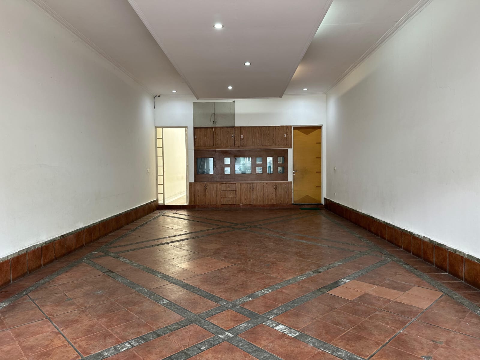 Rumah Dijual di Menteng, Kamar Utama Ada Walking Closet, Ruang Kerja