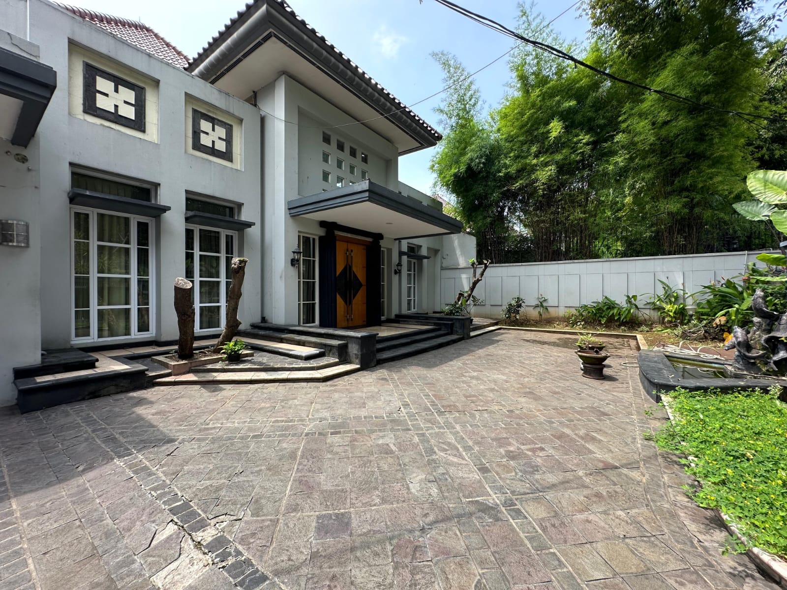 Rumah Dijual di Menteng, Kamar Utama Ada Walking Closet, Ruang Kerja