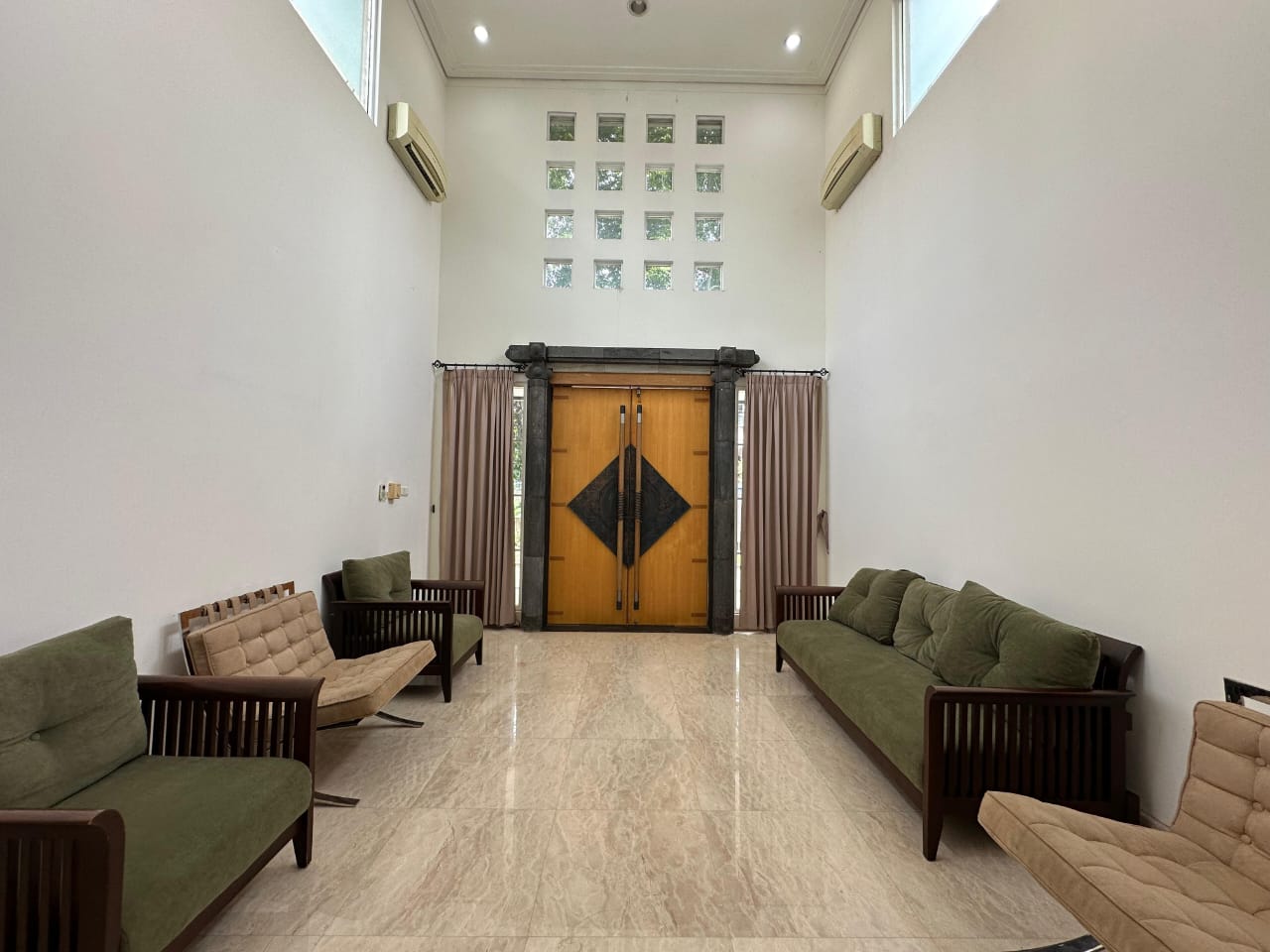 Rumah Dijual di Menteng, Kamar Utama Ada Walking Closet, Ruang Kerja