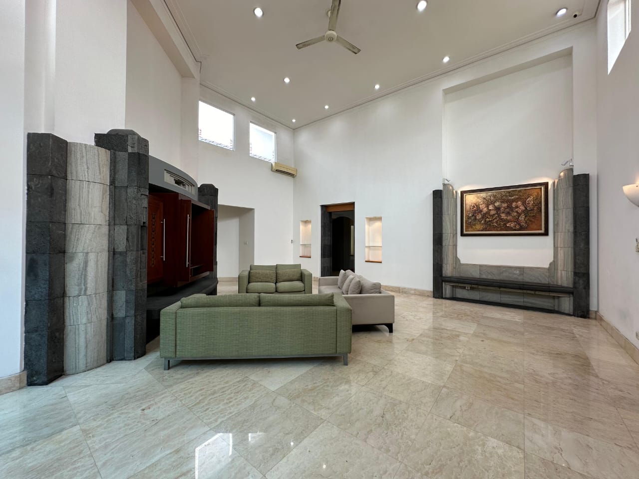 Rumah Dijual di Menteng, Kamar Utama Ada Walking Closet, Ruang Kerja