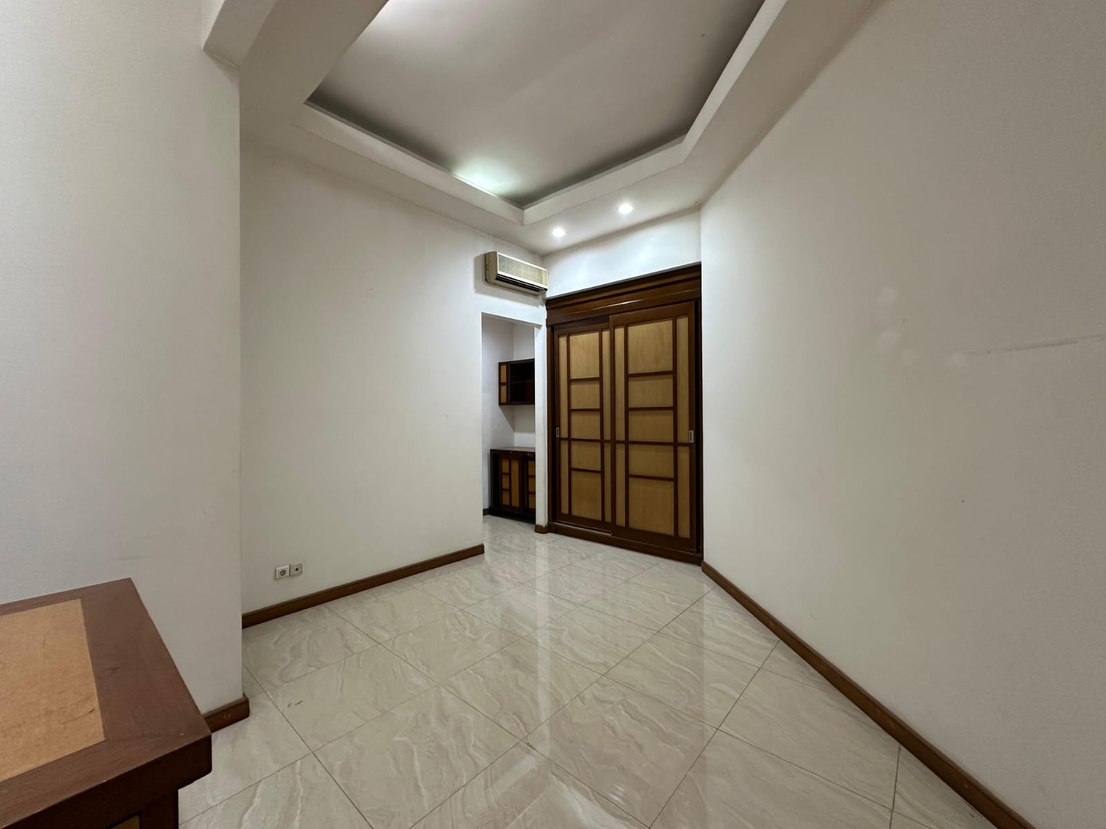 Rumah Dijual di Menteng, Kamar Utama Ada Walking Closet, Ruang Kerja