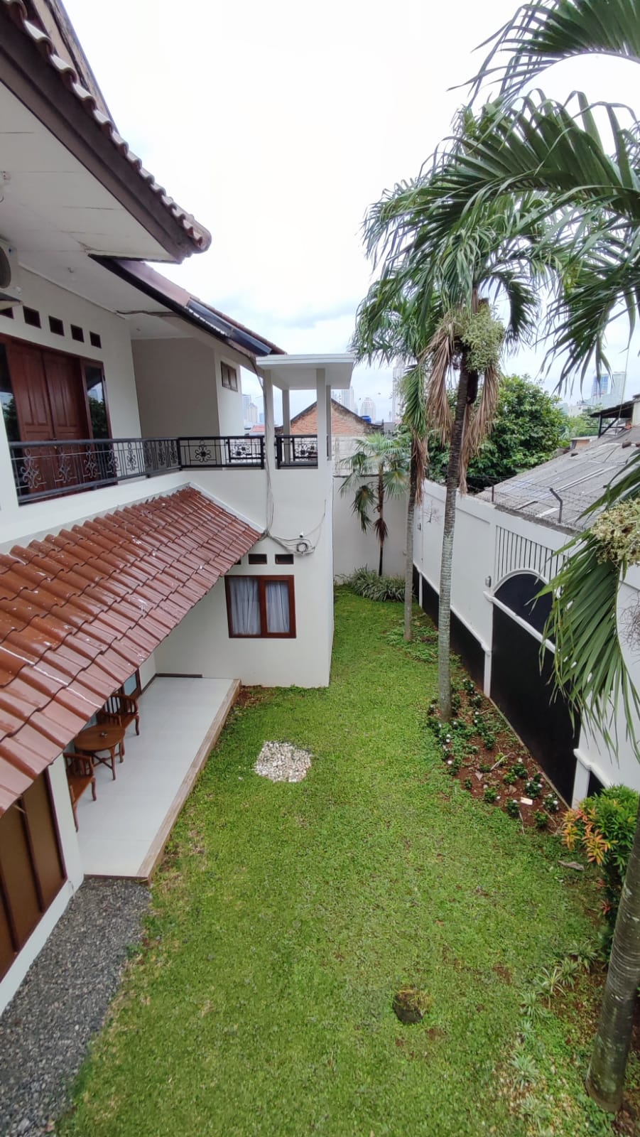 Rumah Dijual di Cipulir, Fully Furnished, 2 Lantai, Halaman Luas