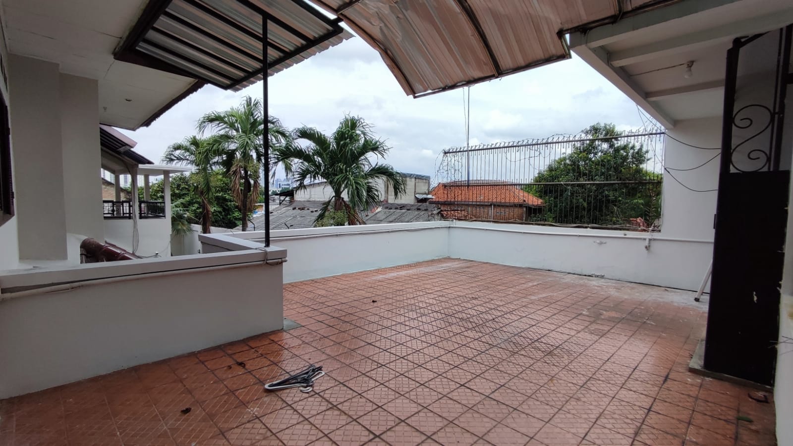 Rumah Dijual di Cipulir, Fully Furnished, 2 Lantai, Halaman Luas