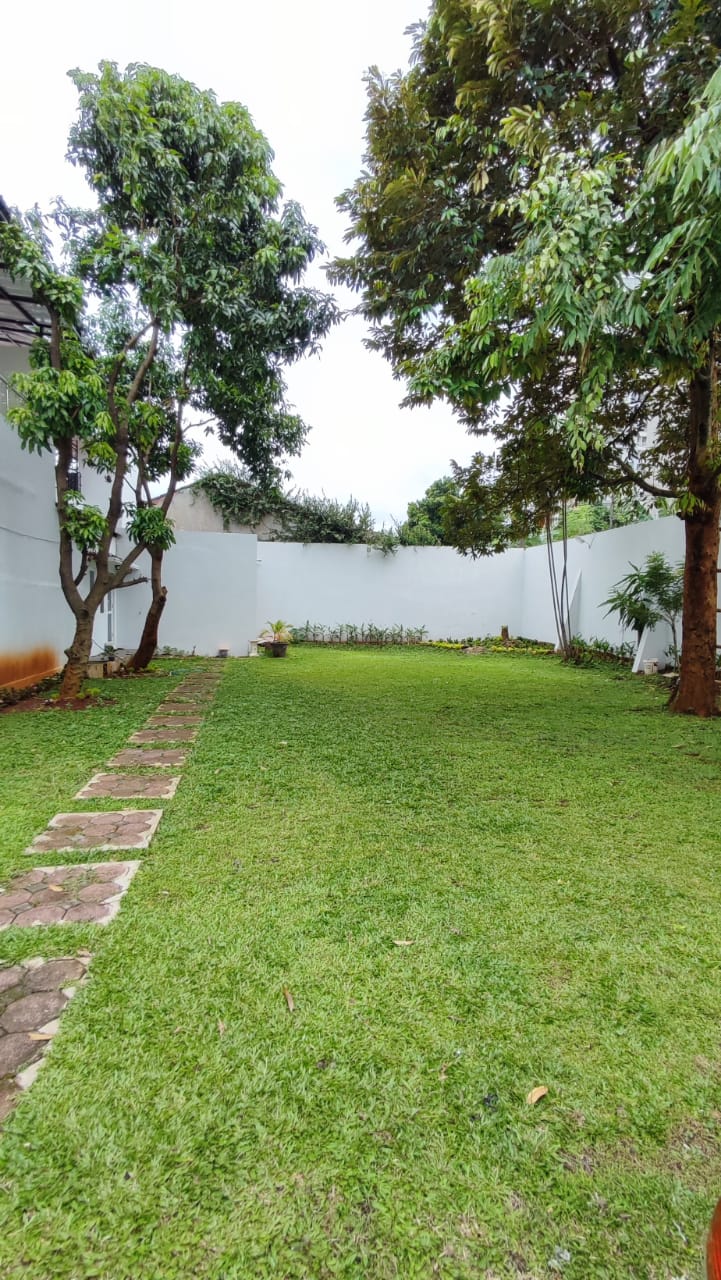 Rumah Dijual di Cipulir, Fully Furnished, 2 Lantai, Halaman Luas