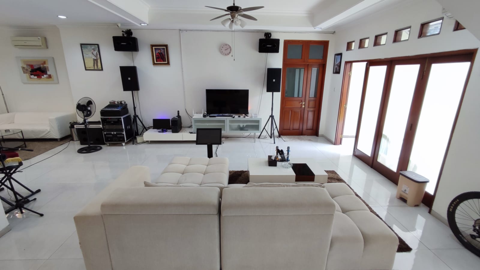 Rumah Dijual di Cipulir, Fully Furnished, 2 Lantai, Halaman Luas