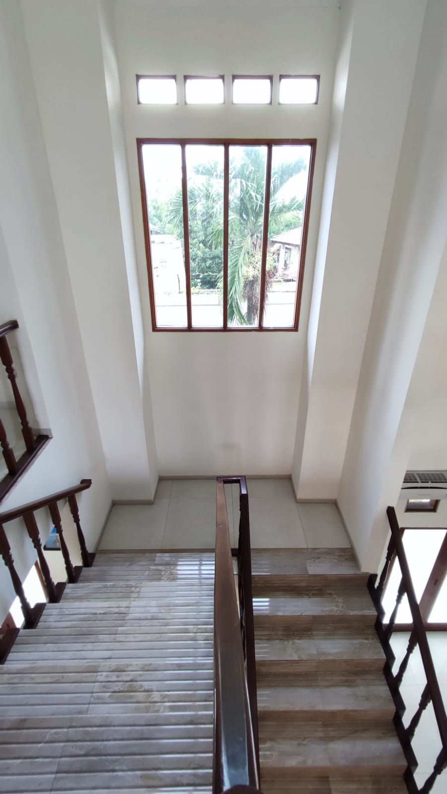 Rumah Dijual di Cipulir, Fully Furnished, 2 Lantai, Halaman Luas