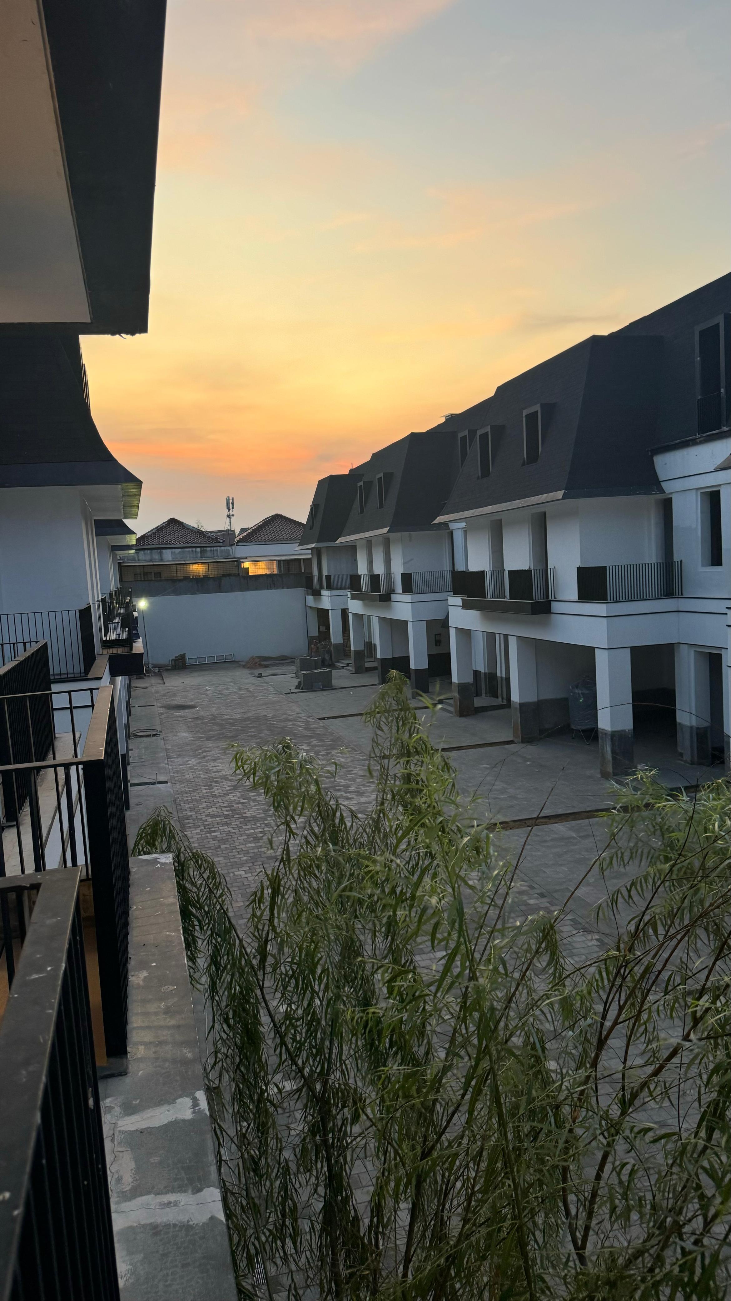 Rumah Mewah 3 Lantai Ada Roof Top, Dalam Komplek Ekslusif di Pondok Indah Dekat Pim