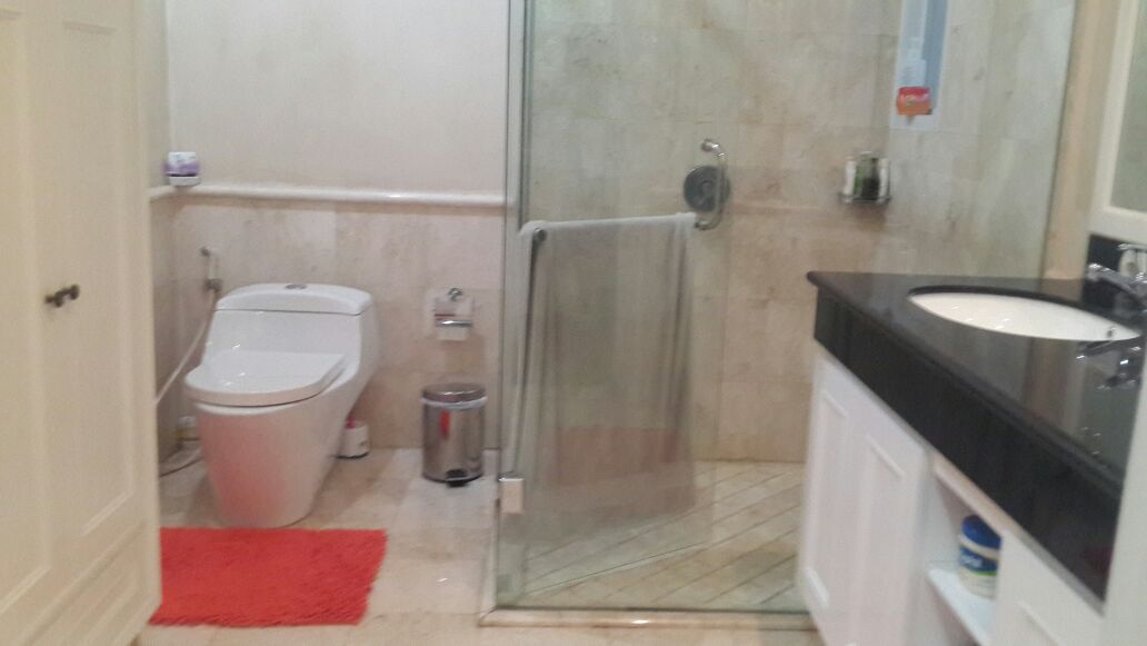 Rumah  di Pondok Indah. Akses Dekat ke Tol. Lux dan Semi Furnish