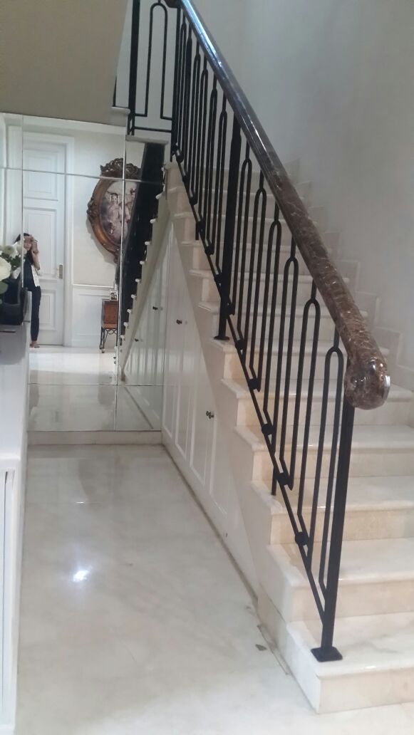 Rumah  di Pondok Indah. Akses Dekat ke Tol. Lux dan Semi Furnish