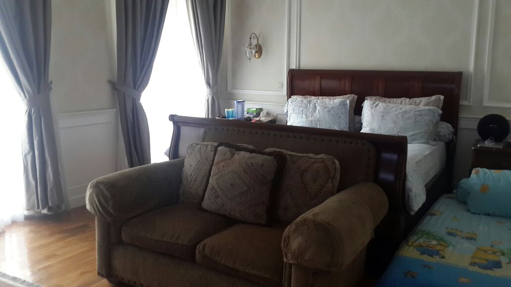 Rumah  di Pondok Indah. Akses Dekat ke Tol. Lux dan Semi Furnish