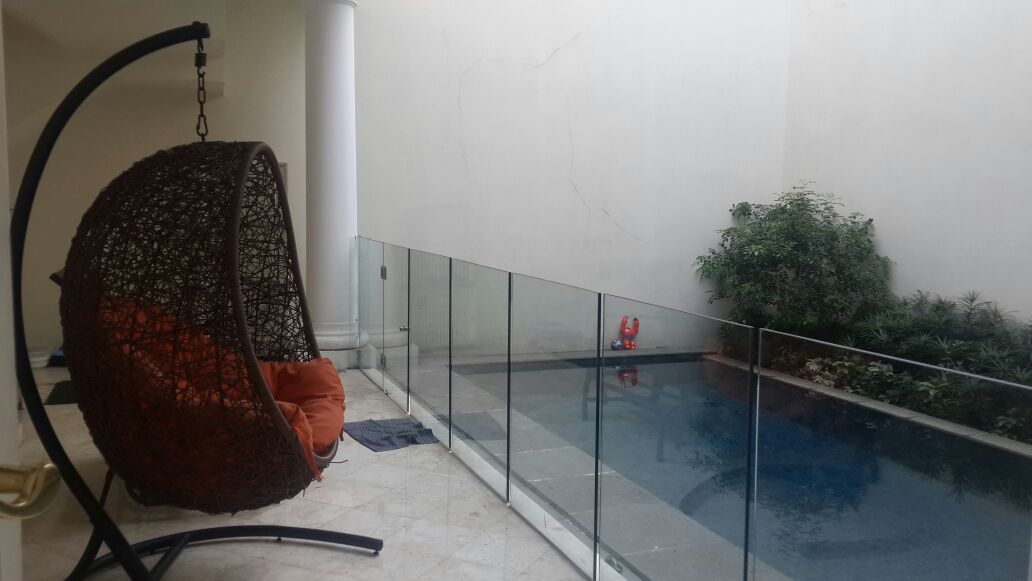 Rumah  di Pondok Indah. Akses Dekat ke Tol. Lux dan Semi Furnish