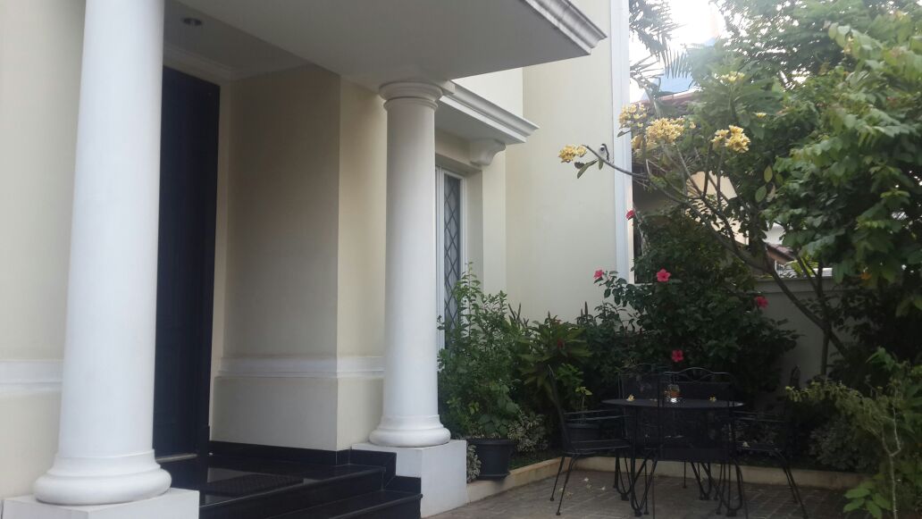 Rumah  di Pondok Indah. Akses Dekat ke Tol. Lux dan Semi Furnish