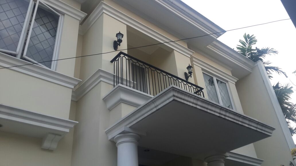 Rumah  di Pondok Indah. Akses Dekat ke Tol. Lux dan Semi Furnish