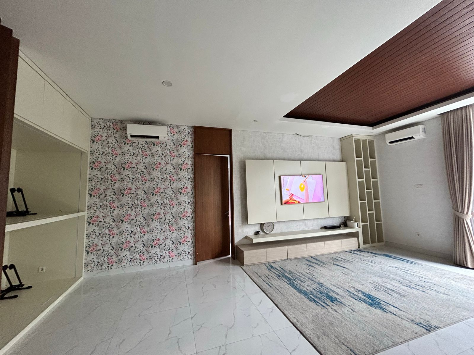Rumah Mewah Pondok Indah Tersewa - Roi Jelas, Desain Estetik, Ada Solar Panel