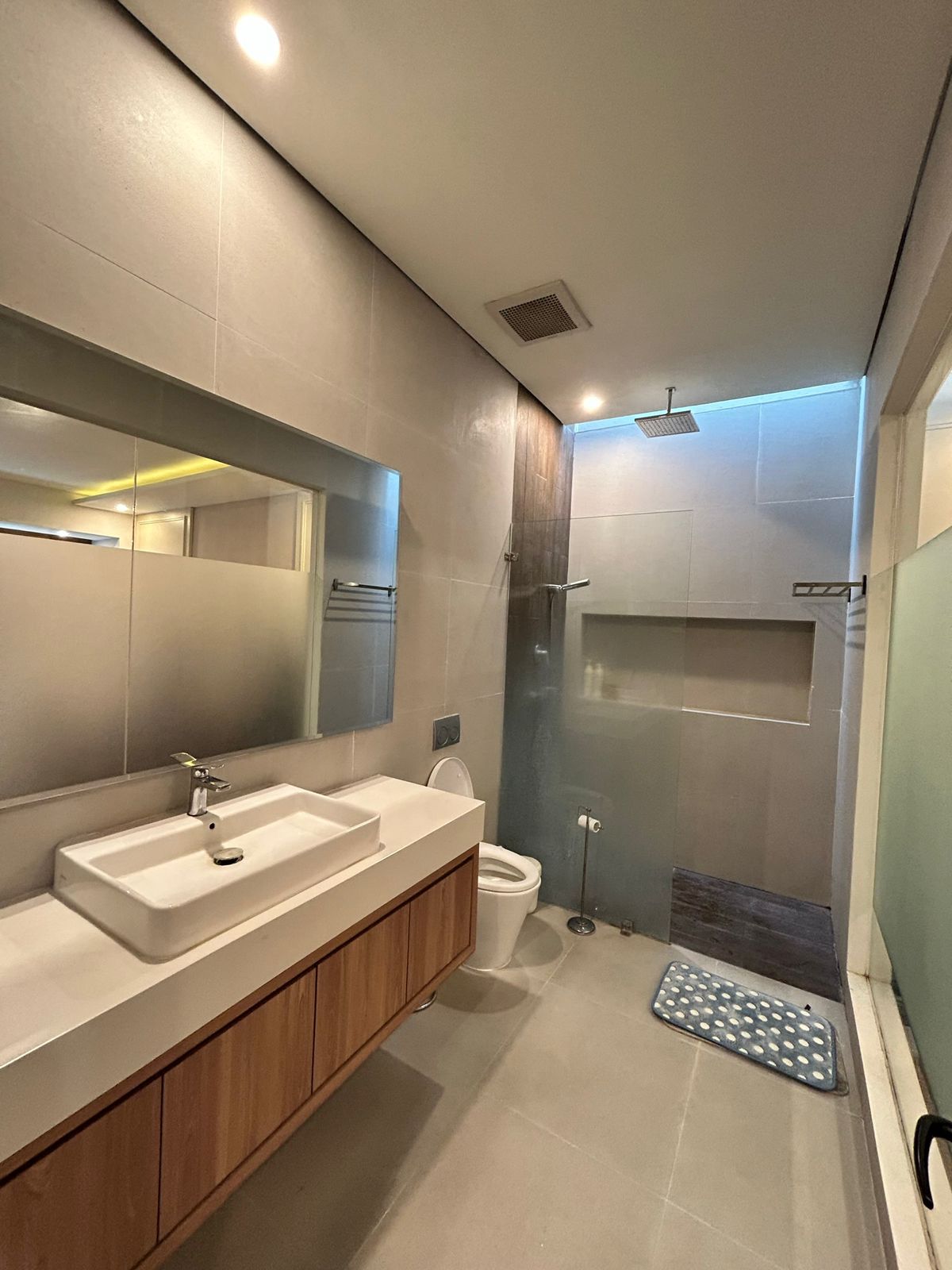Rumah Mewah Pondok Indah Tersewa - Roi Jelas, Desain Estetik, Ada Solar Panel
