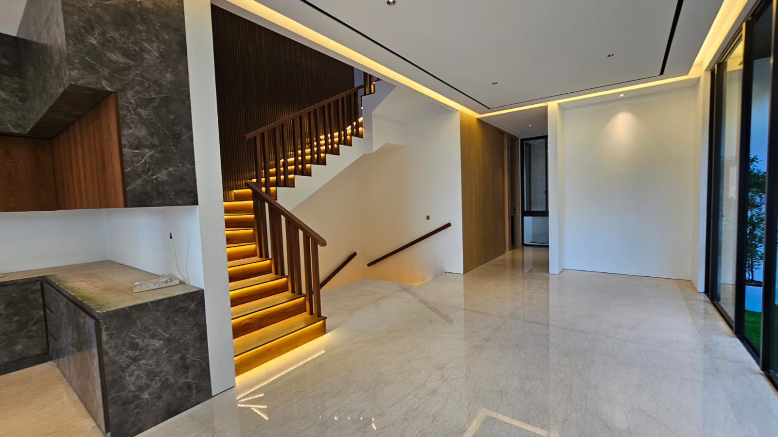 Rumah Mewah Baru 3,5 Lantai di Pondok Indah - Ada Lift & Kolam Renang Pribadi