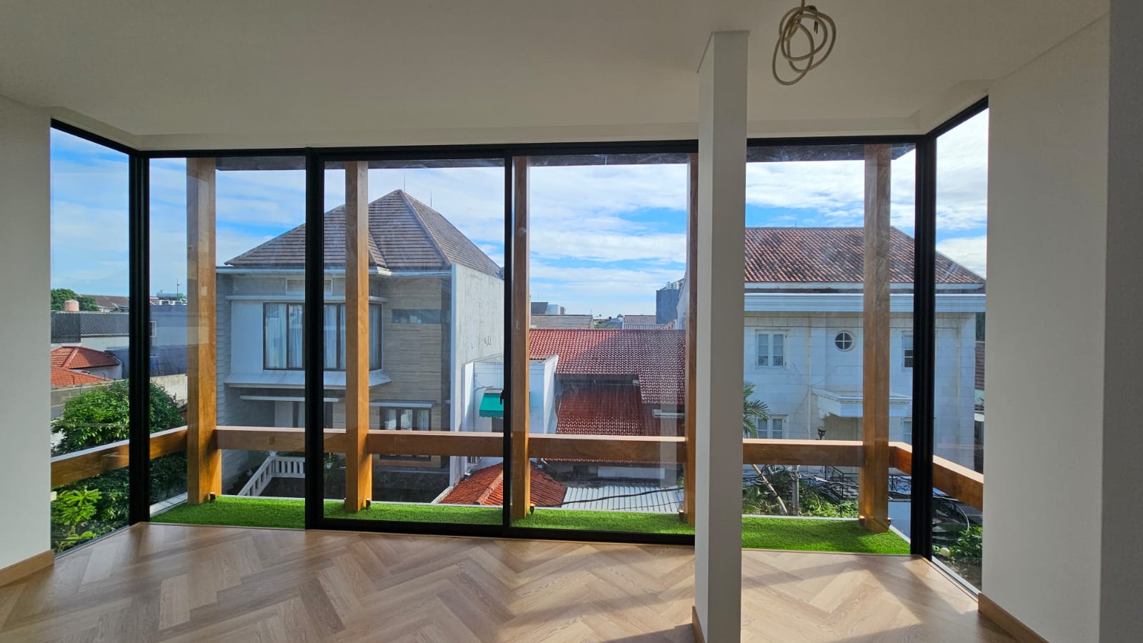 Rumah Mewah Baru 3,5 Lantai di Pondok Indah - Ada Lift & Kolam Renang Pribadi