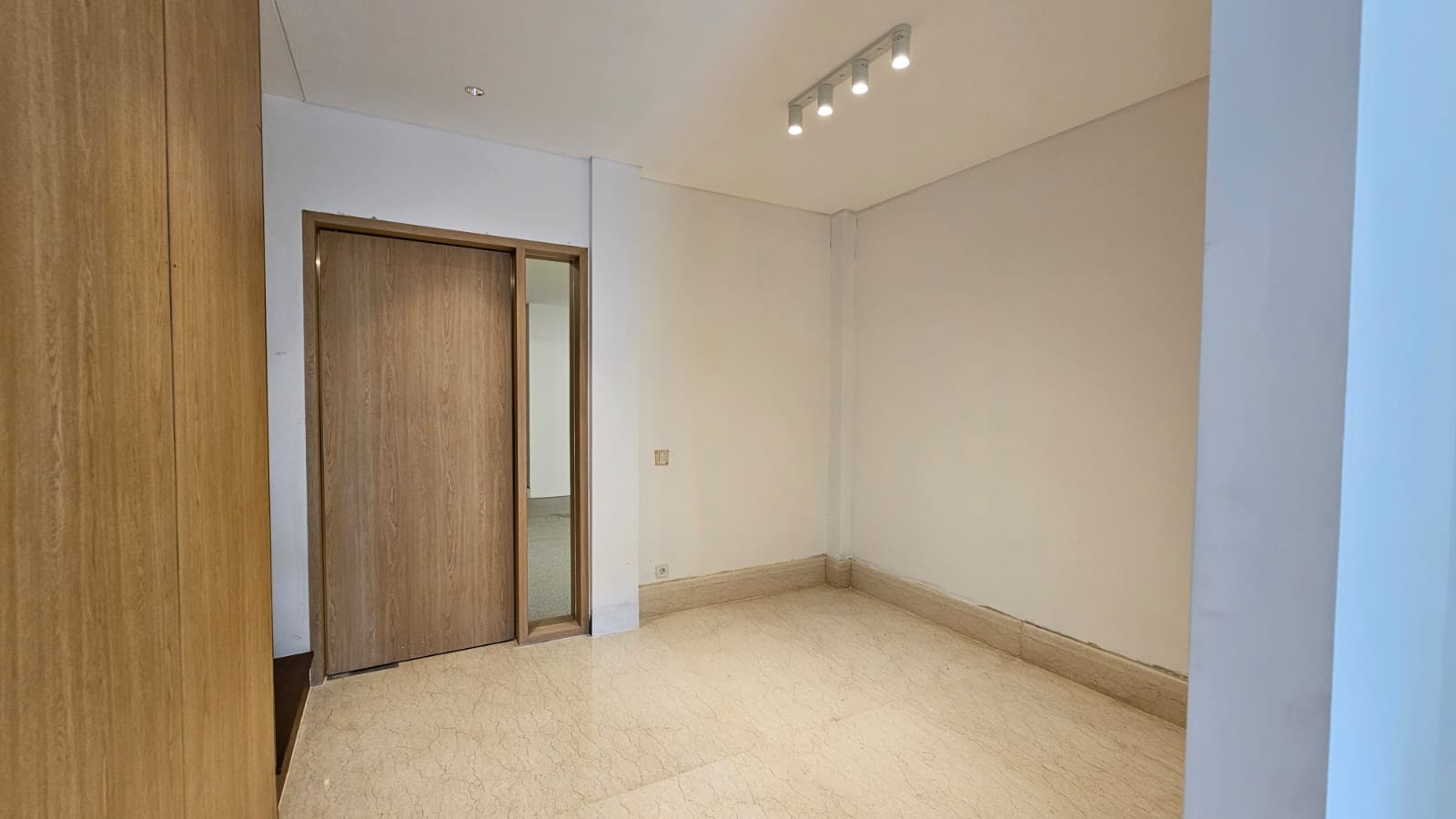 Rumah Mewah Baru 3,5 Lantai di Pondok Indah - Ada Lift & Kolam Renang Pribadi