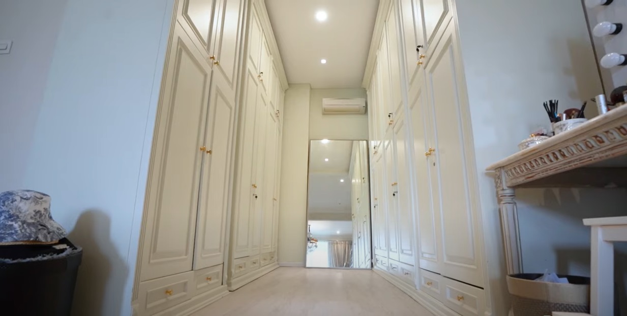 Rumah Cozy Serasa Berada di Villa Bali, Area Pondok Indah. Ada Pool