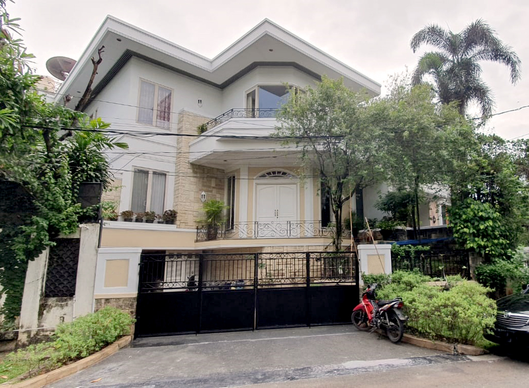 Rumah 2.5 Lantai Hadap Taman di Kawasan Elit Pondok Indah