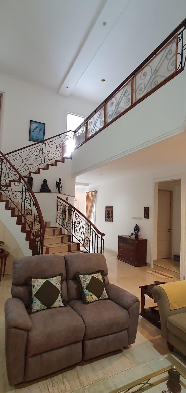 Rumah 2.5 Lantai Hadap Taman di Kawasan Elit Pondok Indah