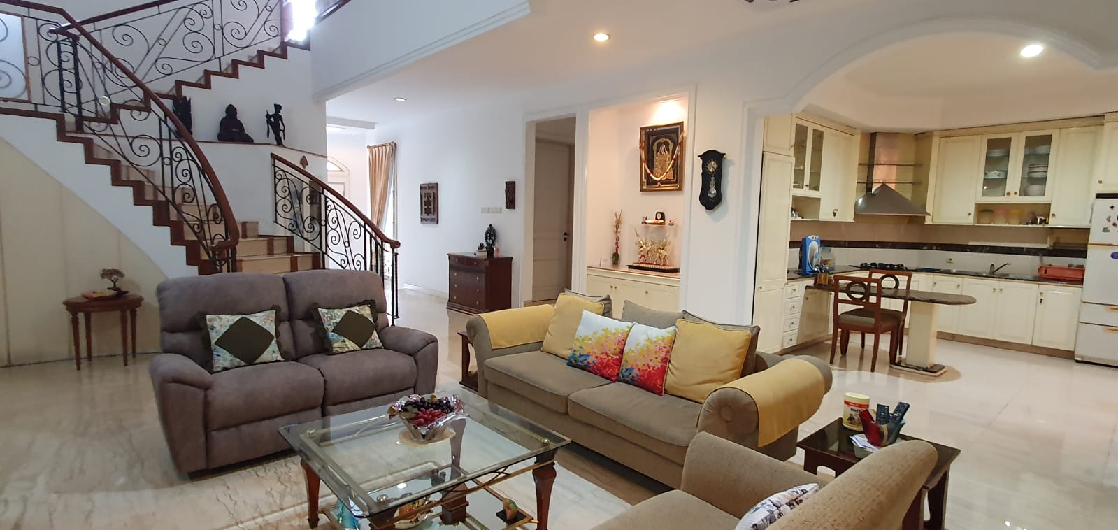Rumah 2.5 Lantai Hadap Taman di Kawasan Elit Pondok Indah