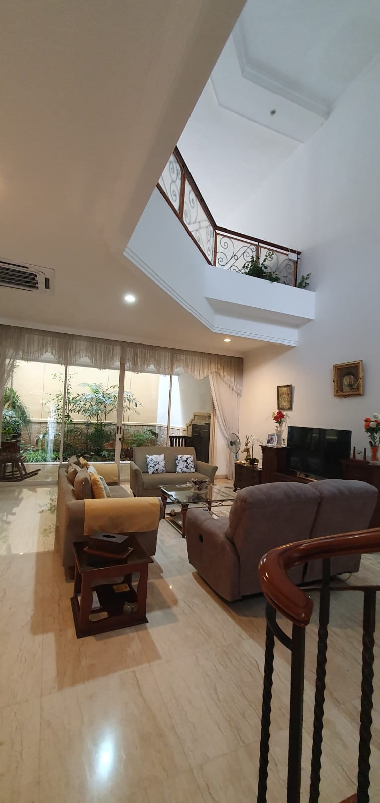 Rumah 2.5 Lantai Hadap Taman di Kawasan Elit Pondok Indah