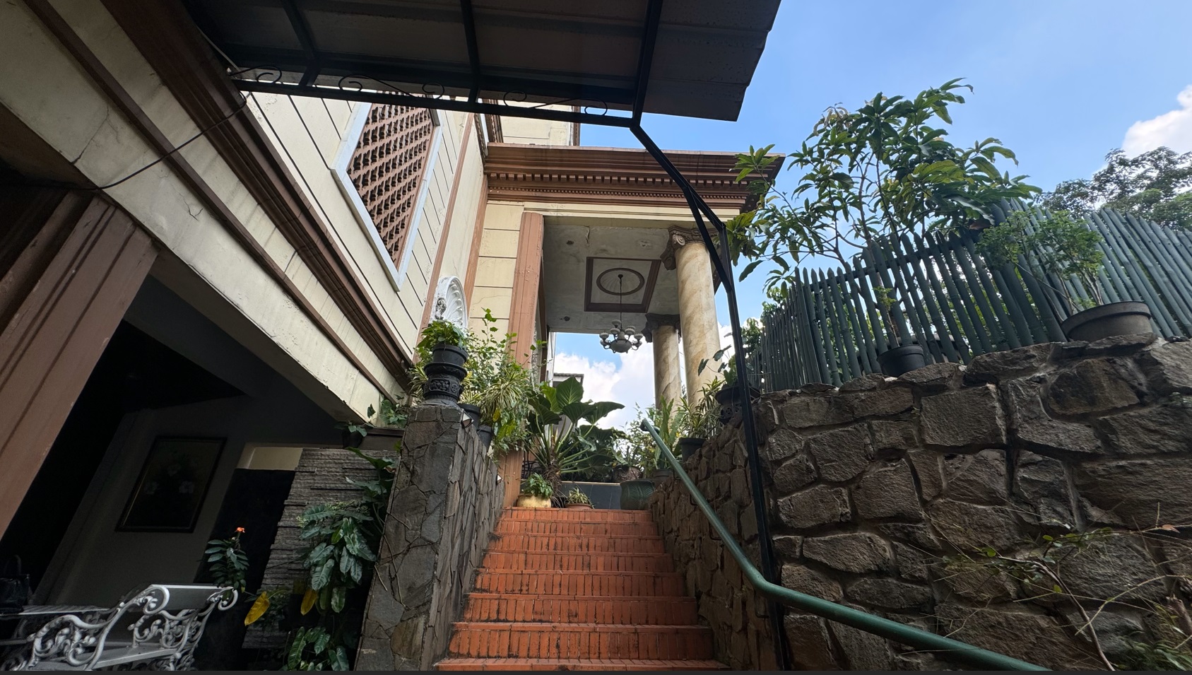 Rumah 4 lantai di Pondok Indah, 25 KT, cocok kost exclusive, lokasi strategis
