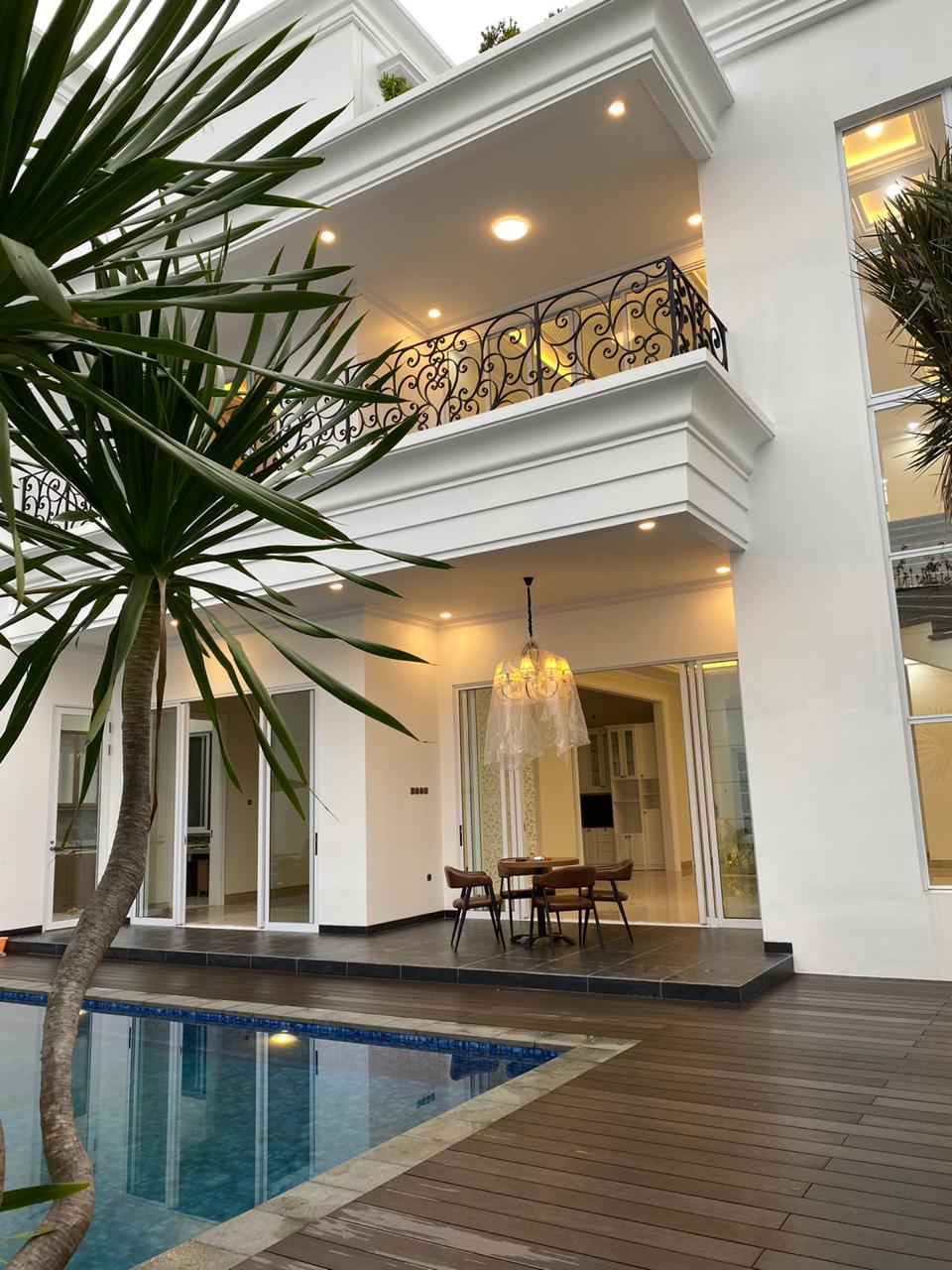 Rumah Mewah Brand New di Pondok Indah. Ada Pool
